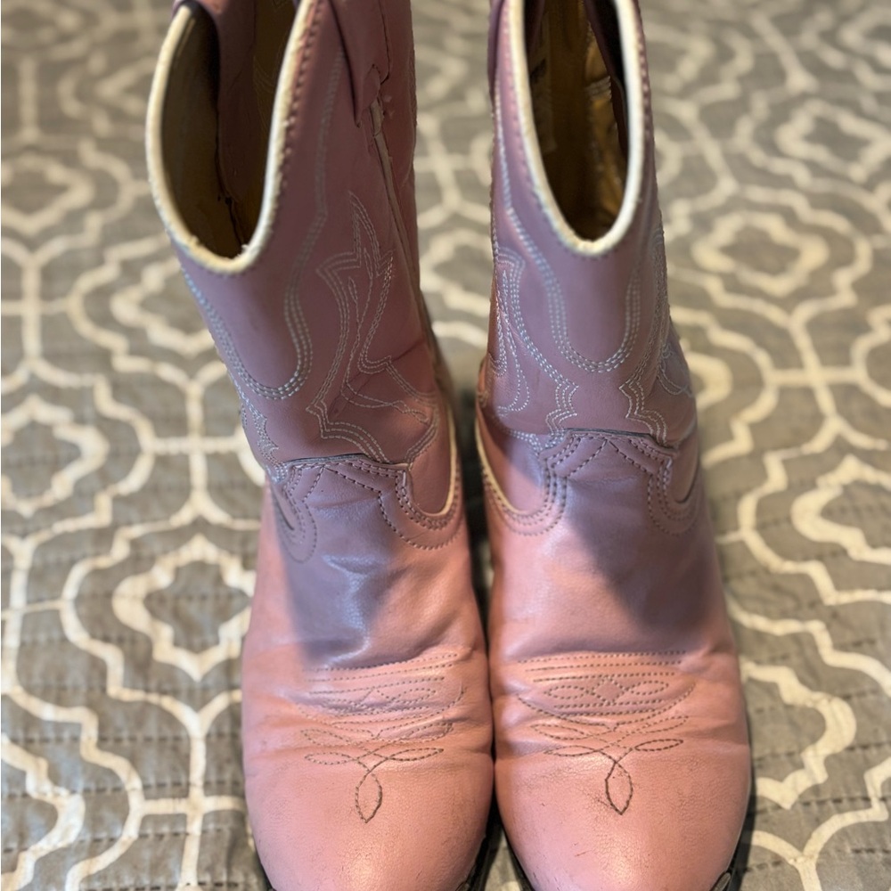 Used pink Durango cowboy boots size 2D